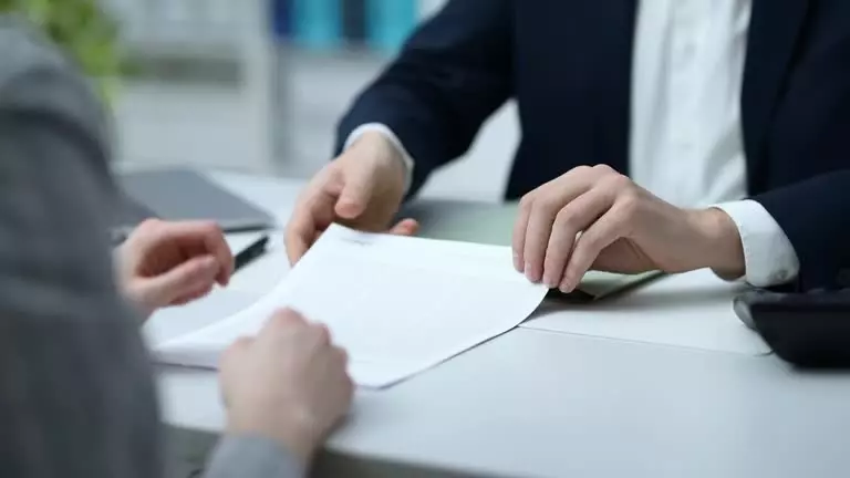 勞工可以向相關單位提出申訴,勞資爭議調解委員會等專門機構,就是為了在勞資糾紛中提供公正的調解與仲裁服務,協助雙方在合法、公平的基礎上尋求勞資糾紛處理解決方案。