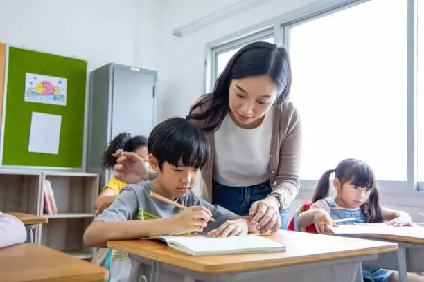 如果私立學校的編制內職員不適用勞基法勞工,在面對不合理對待時,既無法向公務員法令申訴,也無法依照不適用勞基法的行業維護自身利益,而私校編制內職員不適用勞基法勞工。