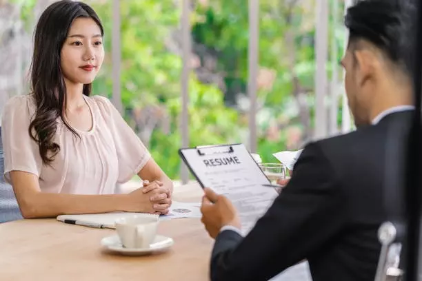 勞動契約謀職假每週最多可以請2天,而且謀職假雇主必須照常支付薪水。這表示,勞工在請謀職假期間的收入不會受到影響。勞動契約還有一點很重要,即使預告期少於一週。